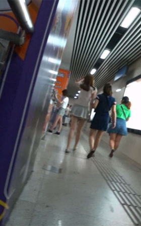 地铁站跟拍性感长腿休闲短裙短发漂亮美女