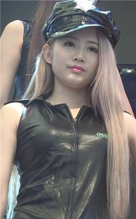超级甜美小清新的皮衣皮裤女孩，甜美可爱。