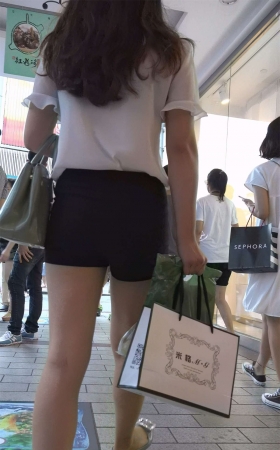 丰臀热裤美腿白色雪纺衫街拍美女