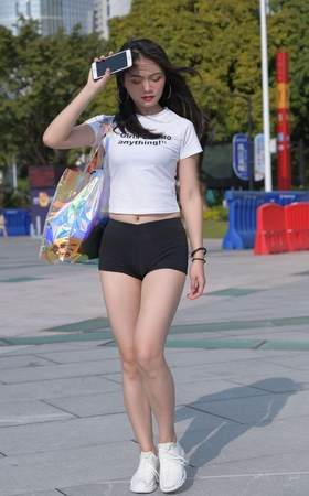 51美女的身材在瑜伽紧身裤的勾勒下更显凹凸有致