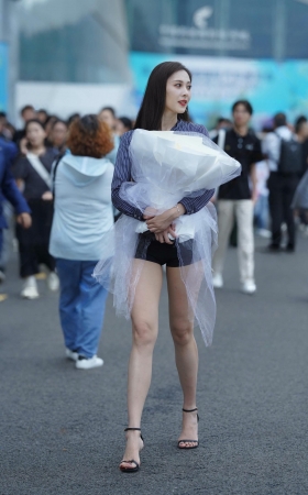 捧这花花的大长腿美女 [20P]