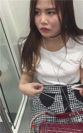 地铁上遇见一美腿文静小清新美眉