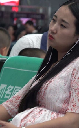高跟鞋美女等候出发的高铁