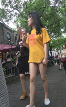 黄衣牛仔裤短裤月牙美女
