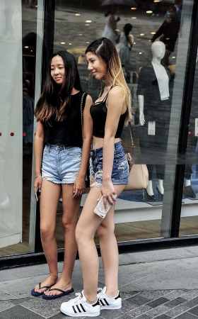 露香肩美背肚脐的美女 [11P]