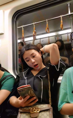 地铁上的丝袜美腿
