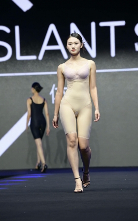 米色束身衣美女模特 [19P]