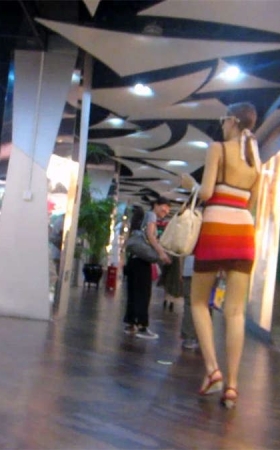 低胸漏背紧身连衣裙外国美女,身材样貌一流