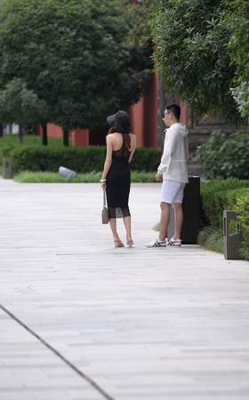 连体黑裙小姐姐