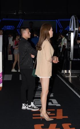 看车展的西装高跟鞋美女