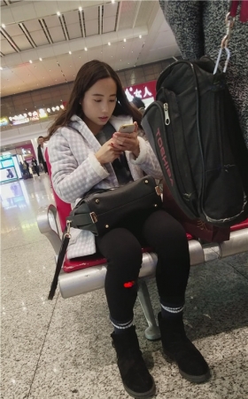 玩手机的妹子