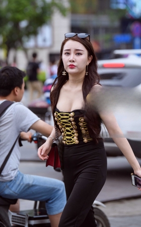 红色高跟鞋丰挺美女 [21P]