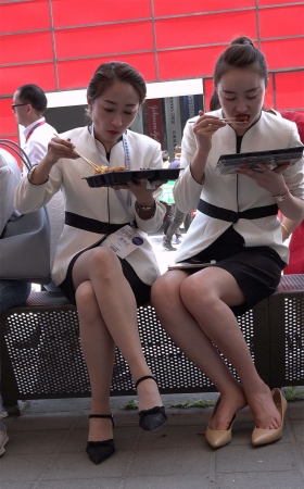 抓拍吃午饭的高跟美女