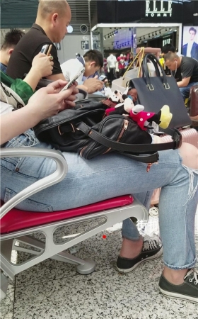 漂亮的牛仔裤女孩