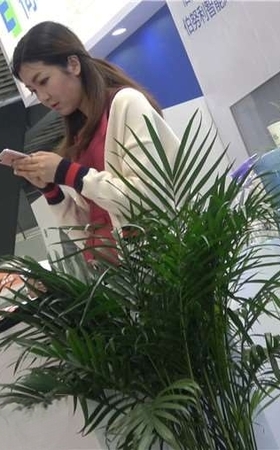 4k-红色连衣裙裸足凉高跟天生丽质街拍美女