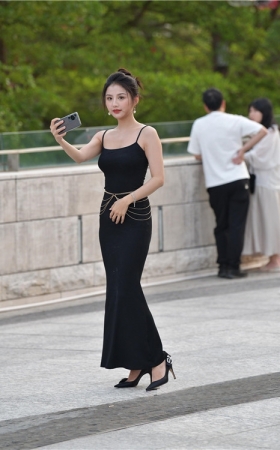 黑色吊带长裙气质美女(130P)