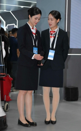 25626-1=64√黑色制服俩职员 10P