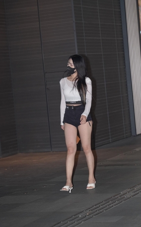 热裤大长腿美眉