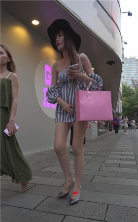 戴着黑色遮阳帽的苗条美女