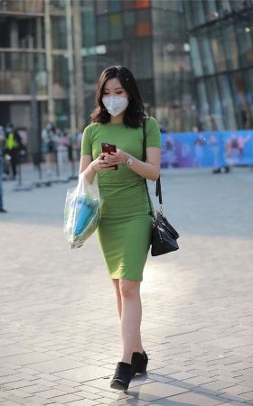 玻璃街拍作品 – 绿色包臀裙漂亮小姐姐