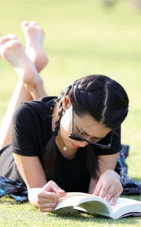 No1510 端庄典雅的女生，静静地翘起玉雕般纯净的少女素足 第2套