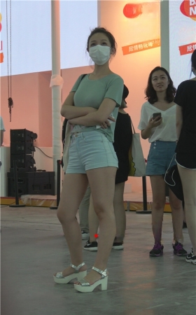 热裤妹子