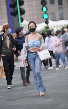 街拍牛仔裤长腿小姐姐~ [28P]