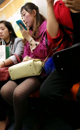 地铁拍摄条纹黑丝红色高跟少妇