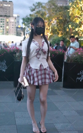 搭讪格子超短裙美眉 [6P]