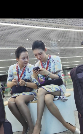 4K偶遇海航国际空乘旗袍高级灰丝二郎腿 2P