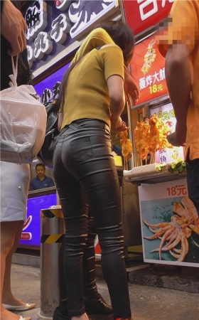 高腰黑色皮裤紧身美女