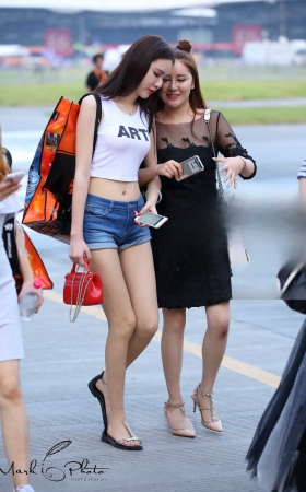 白色小体恤小热裤美腿 [9P]