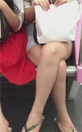 人字拖美腿玉足姐妹花，一个共同的热点就是美。