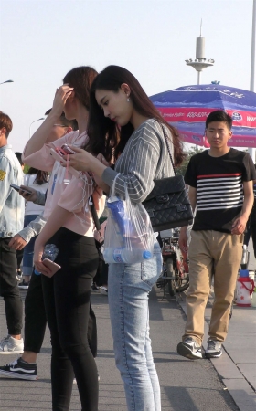 紧身蓝牛条纹衫高挑美女天生丽质