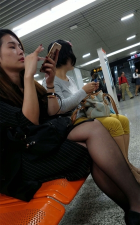 玩手机的黑丝高跟