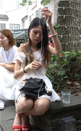 玩手机的小姐姐