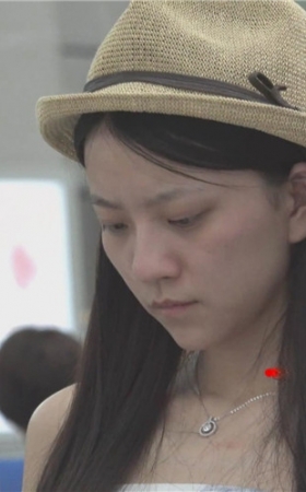 戴帽子的苗条小妹