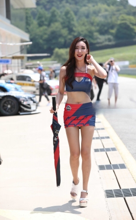 [辉辉赛贴]漂亮的肉丝美腿赛车女神小姐姐 [17P]