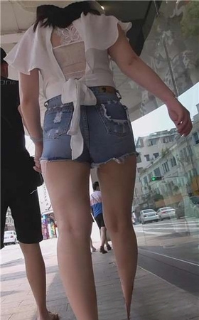 牛仔热裤丰臀微胖美女跟男友手拉手压马路  [589 MB]