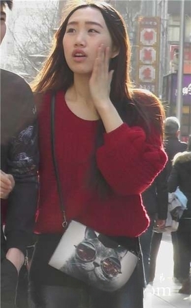 黑色皮裤红衣女孩真水灵 [1.46 GB]