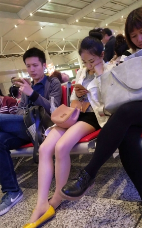白色蕾丝上衣肉丝黄鞋