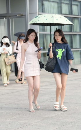 街拍白皙长腿姐妹 [22P]