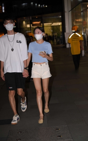 眼镜小哥牵手美腿女友 [20P]