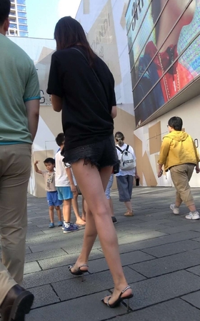 4K – 街拍热裤美腿吸烟的漂亮小姐姐 [2.06 GB/MP4]