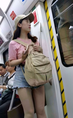 粉色T恤鸭舌帽牛仔短裤小姐姐