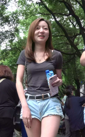 貌美如花的街拍热裤气质美女小姐姐