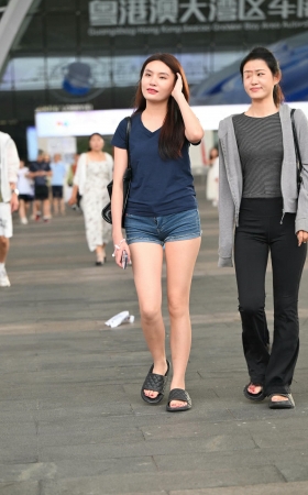 热裤拖鞋美腿美女 [17P]