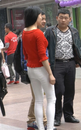 白色紧身裤热辣美妇