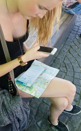 丰满暴露俄罗斯美女在等车