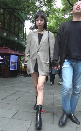 漂亮的长腿白嫩气质美女